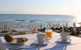 Der Tag beginnt am Strand: Frühstücksbuffet im Restaurant Blue Senses